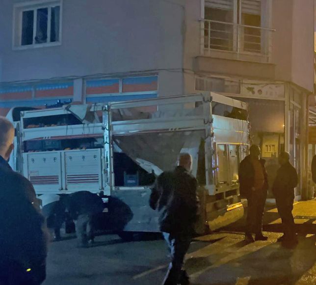 Mersin'de 4'üncü kattan kamyonet kasasına düşen çocuk ağır yaralandı