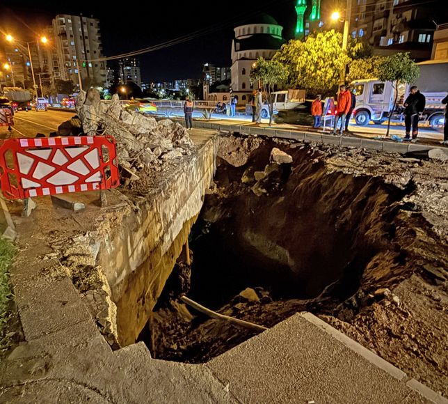 Mersin'de dere üstündeki köprünün bir kısmı çöktü