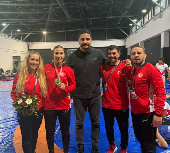 Milli güreşçi Buse Tosun Çavuşoğlu, Zagreb Açık'ta altın madalya kazandı