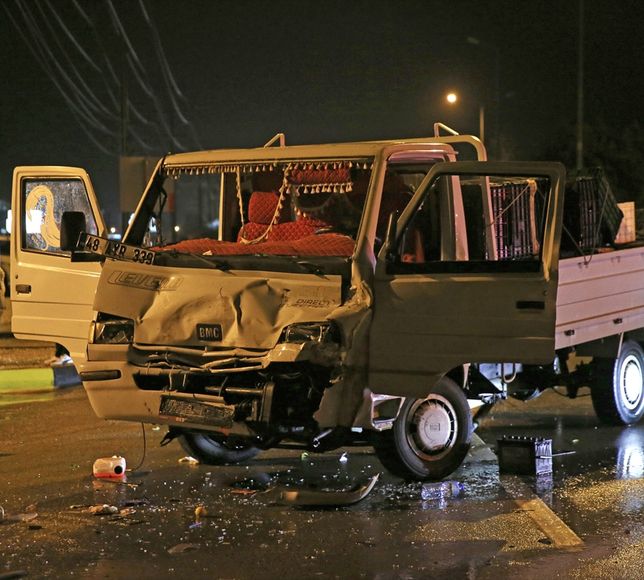 Muğla'da yakıt tankeriyle çarpışan kamyonetteki 2 kişi yaralandı