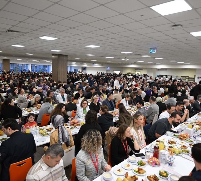 Sağlık Bakanı Kemal Memişoğlu, sağlık çalışanlarıyla iftarda bir araya geldi: