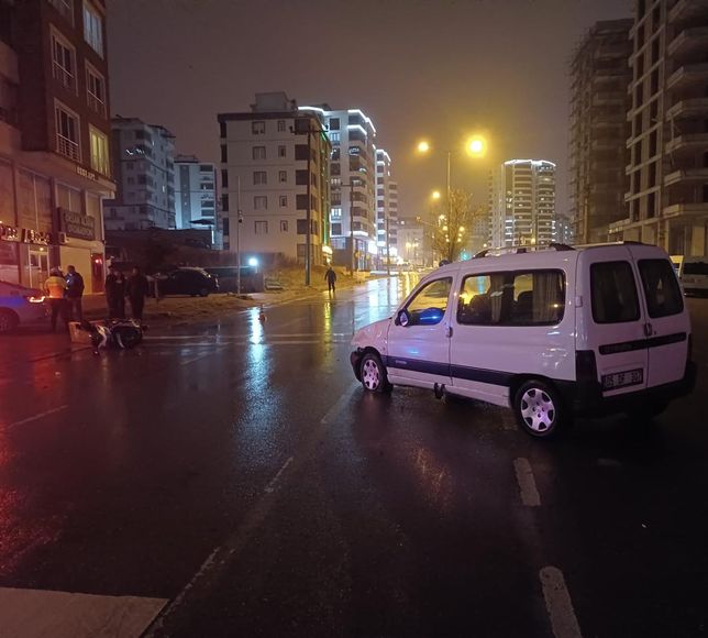 Samsun'da kamyonet ile motosikletin karıştığı kaza anı güvenlik kamerasına yansıdı