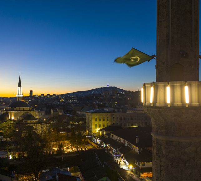 Saraybosna'daki tarihi Başçarşı ramazan için 'ay ve yıldız' motifli ışıklarla aydınlatıldı