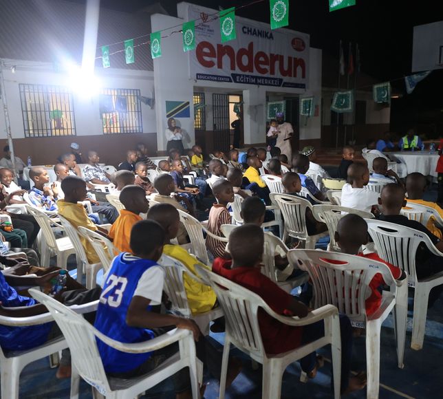 TDV Tanzanya'da yetimlere iftar verdi