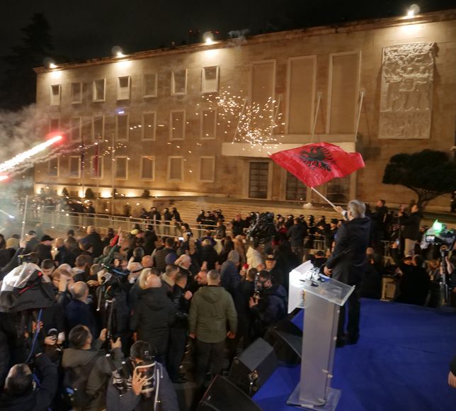 Tiran'da hükümet karşıtı gösterilerde, Başbakanlık binasına molotofkokteyli saldırısı