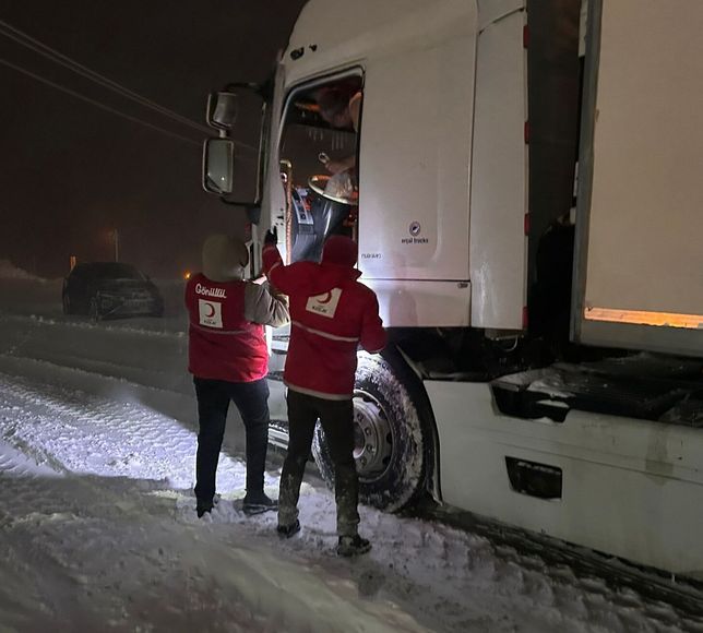Tokat-Sivas kara yolunda kar nedeniyle yolda kalanlara AFAD ve Kızılay kumanya dağıttı
