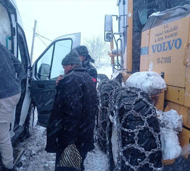 Tokat'ta yolu kardan kapanan köyde rahatsızlanan hasta ekiplerce hastaneye ulaştırıldı