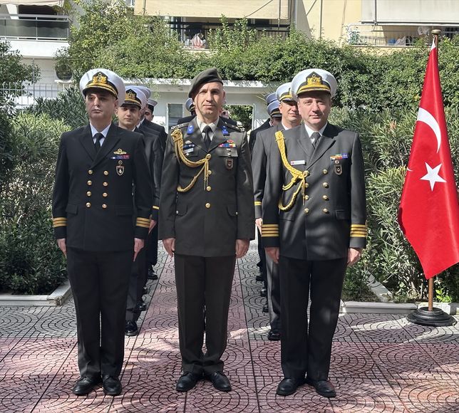 Türk Deniz Kuvvetlerine ait 'TCG Anamur' mayın avlama gemisi NATO görevi için Yunanistan'da