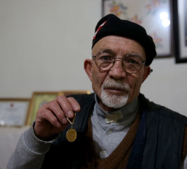 Türk Silahlı Kuvvetlerini Güçlendirme Vakfına bağışı dolayısıyla aldığı berat ve madalyasına gözü gibi bakıyor