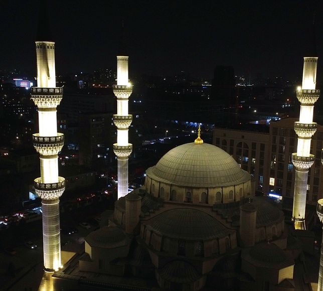 Türkiye, Kırgızistan'ın başkenti Bişkek'te toplu iftar verdi