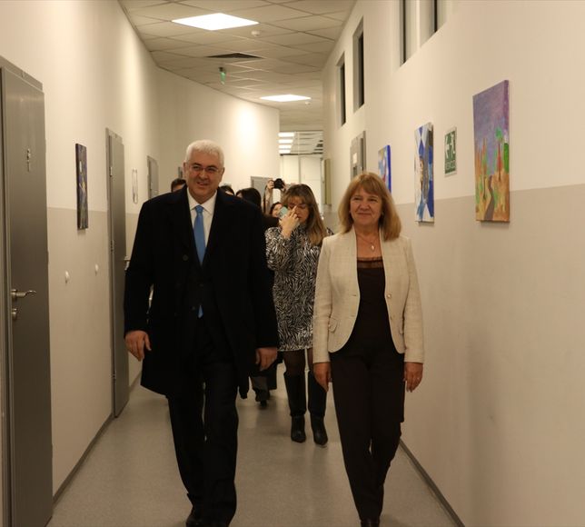 Türkiye'nin Sofya Büyükelçisi Uyanık, Bulgaristan'da liseli gençlerle bir araya geldi