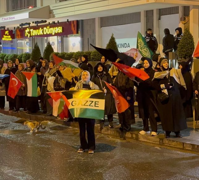 Üsküdar'da mahalle sakinlerinin McDonald's protestosu sürüyor
