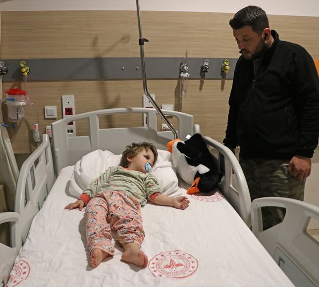 Yalova'da baba ile kucağındaki 14 aylık kızı komşuları tarafından darbedildi