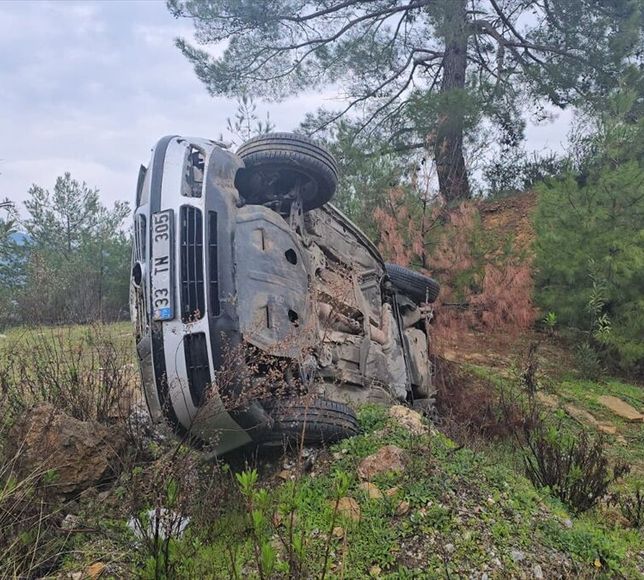 Adana'da devrilen otomobildeki 2 kişi yaralandı