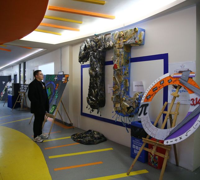 Adana'da öğrencilerin atık malzemelerden yaptıkları eserler sergilendi