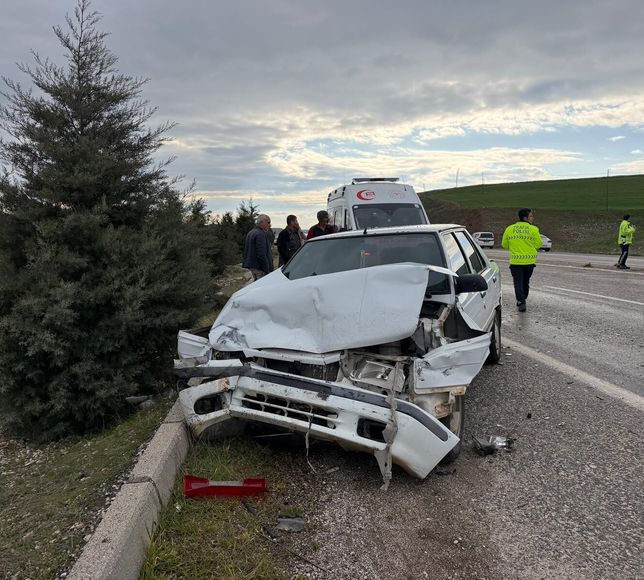Adıyaman'da otomobil ile hafif ticari aracın çarpıştığı kazada 5 kişi yaralandı