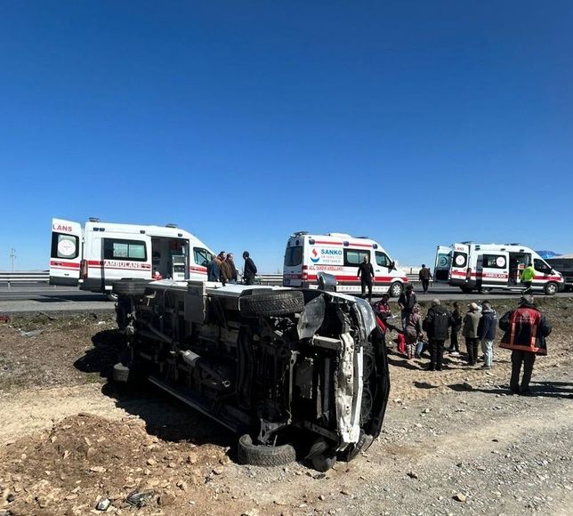 Afyonkarahisar'da tırın yolcu minibüsüne çarpması sonucu 11 kişi yaralandı
