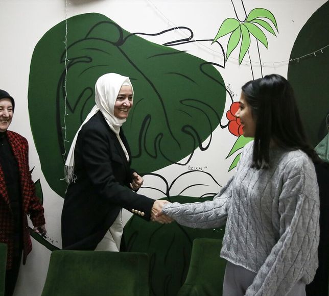 AK Parti Genel Başkan Yardımcısı Kaya, Bursa'da kız öğrencilerle buluştu: