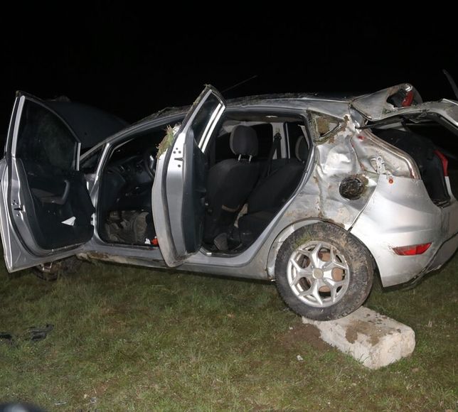 Amasya'da devrilen otomobildeki 2 kişi yaralandı