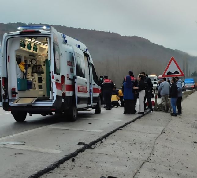 Amasya'da refüje çarpan otomobildeki 4 kişi yaralandı