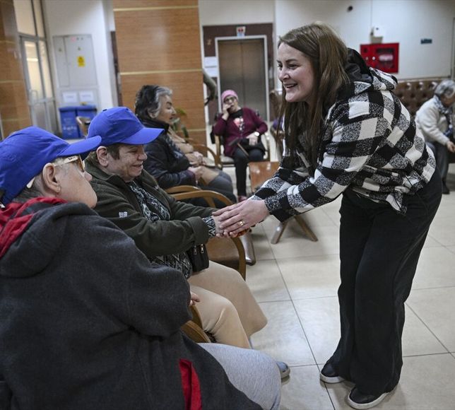 Ankara Seyranbağları Huzurevi'nde kalanlar bayram heyecanını ziyaretçileriyle paylaşıyor