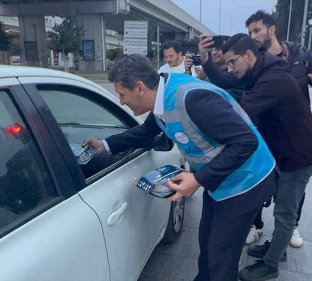 Antalya'da AK Parti'den iftara yetişemeyen ve trafikte kalan vatandaşlara iftariyelik dağıtımı