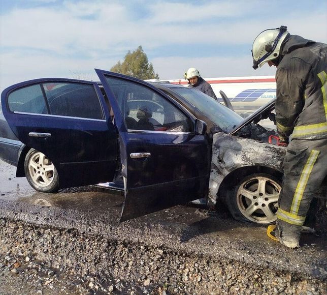Antalya'da seyir halindeki otomobilde çıkan yangın söndürüldü