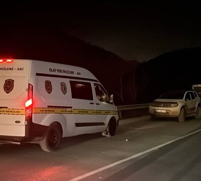 Arnavutköy'de trafik kazasında otomobil sürücüsü yaşamını yitirdi, eşi ve çocuğu yaralandı