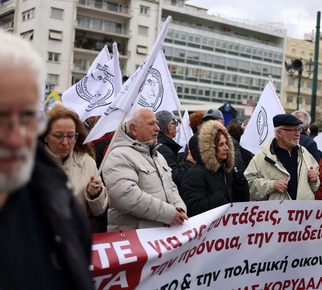 Atina'da emekliler zam talebiyle protesto düzenledi
