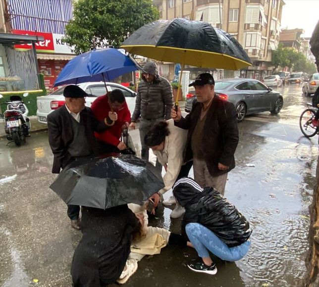 Aydın'da kazada yaralanan motosikletli kadına vatandaşlardan 'insanlık' şemsiyesi