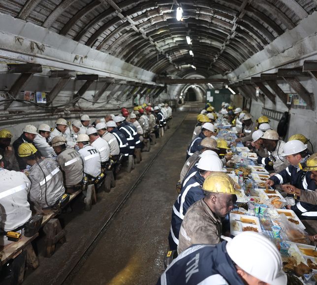Bakan Bayraktar, Zonguldak'taki madencilerle iftar yaptı: