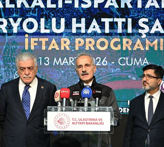 Bakan Uraloğlu Halkalı-Ispartakule Demiryolu Hattı şantiyesinde çalışanlarla iftar yaptı: