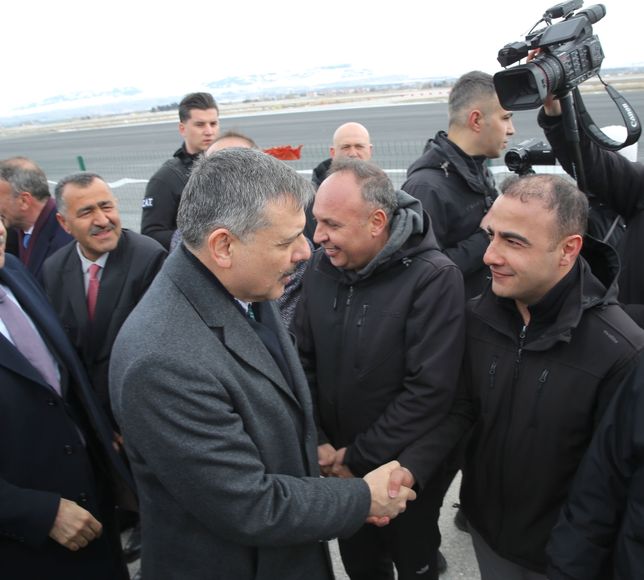 Bakanlar Tekin ile Çiftçi Erzurum'da meşaleler ve bar gösterisiyle karşılandı