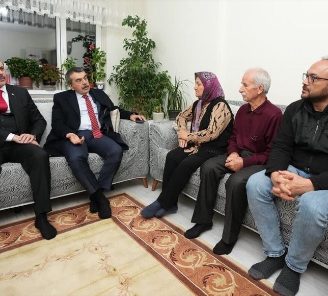 Bakanlar Tekin ve Çiftçi, öldürülen öğretmenin Konya'daki ailesine taziye ziyaretinde bulundu