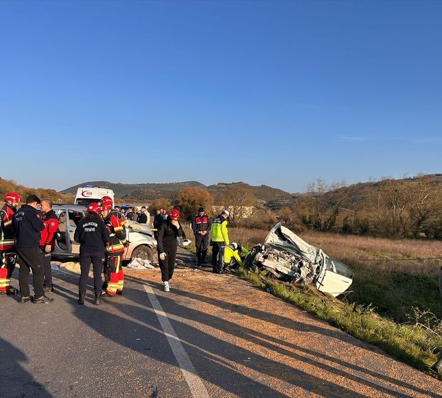 Balıkesir'de hafif ticari araçla otomobilin çarpıştığı kazada 1 kişi öldü, 2 kişi yaralandı