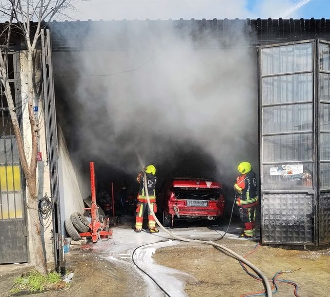 Balıkesir'de oto kaporta dükkanında çıkan yangında 2 araç yandı