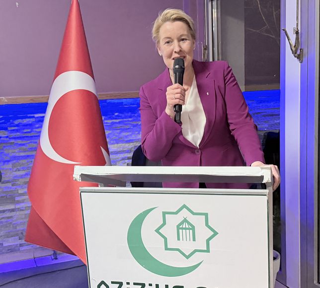 Berlin eyaletinin Ekonomi Bakanı Giffey, Aziziye Camisi Derneğinin iftar programına katıldı