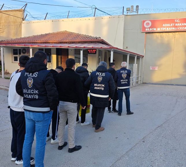 Bilecik'te bir kuyumcuyu soydukları öne sürülen 4 şüpheli tutuklandı