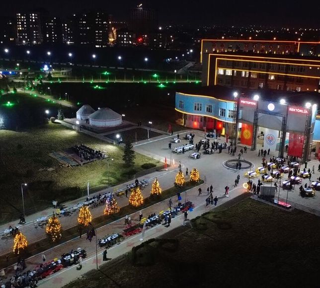 Bişkek'teki Kırgızistan-Türkiye Manas Üniversitesinde geniş katılımlı sokak iftarı düzenlendi