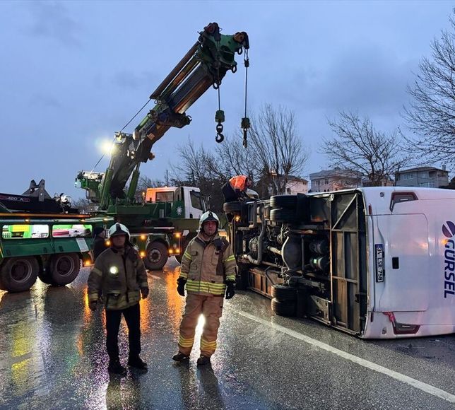 Büyükçekmece'de servis aracının devrilmesi sonucu 1 kişi ölü, 9 kişi yaralandı