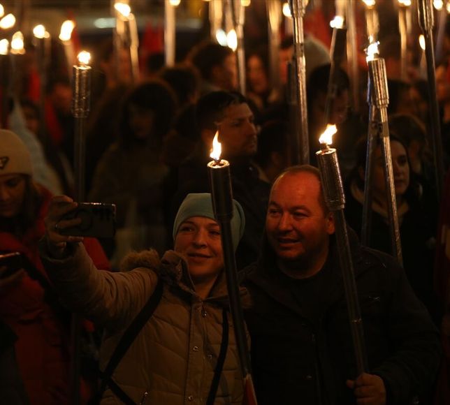 Çanakkale Deniz Zaferi'nin 111. yıl dönümünde fener alayı düzenlendi