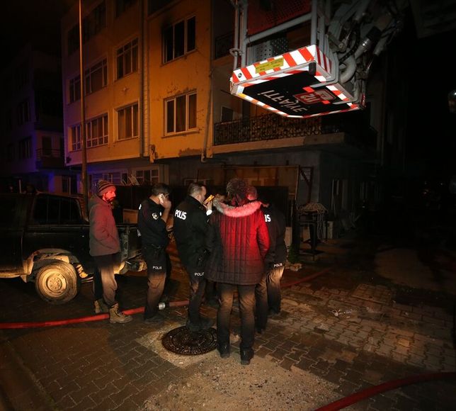 Çanakkale'de yangın çıkan evde hasar oluştu