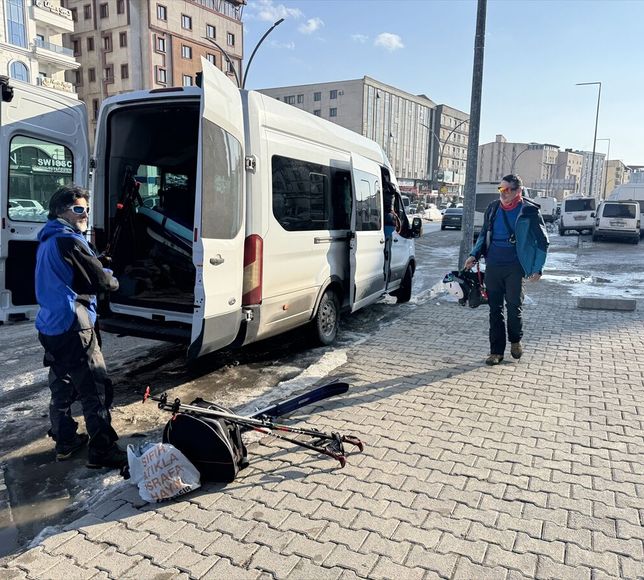 Çekya ve İsviçre'den gelen dağcılar Hakkari'de dağ kayağı yaptı