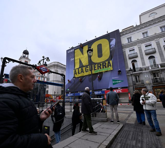 Çevre örgütü Greenpeace Madrid'in merkezinde 'Savaşa hayır' pankartı açtı