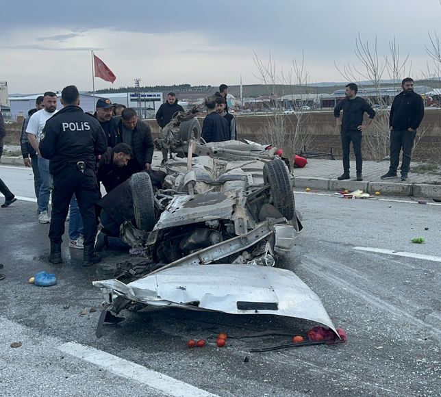 Çorum'da devrilen otomobildeki 3 kişi yaralandı