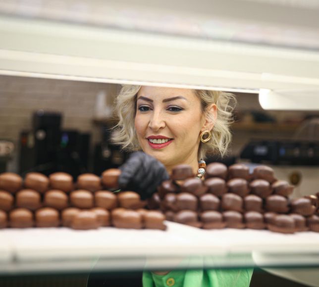 Devlet desteğiyle kurduğu imalathanede hemcinsleriyle çikolata üretiyor