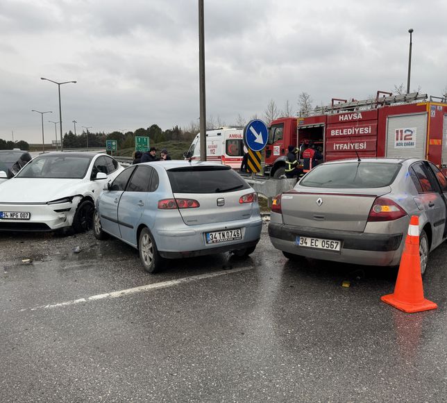 Edirne'de 3 aracın karıştığı kazada 2 kişi yaralandı