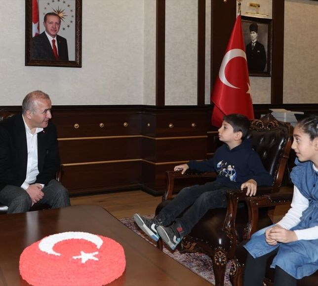 Elazığ Valisi Hatipoğlu, Türk bayrağını yerden kaldıran çocukları makamında ağırladı