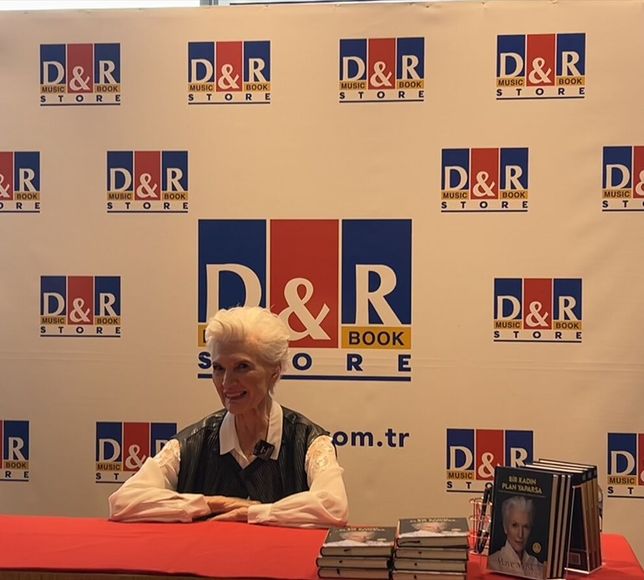 Elon Musk'un annesi Dr. Maye Musk, İstanbul'da okurlarıyla buluştu