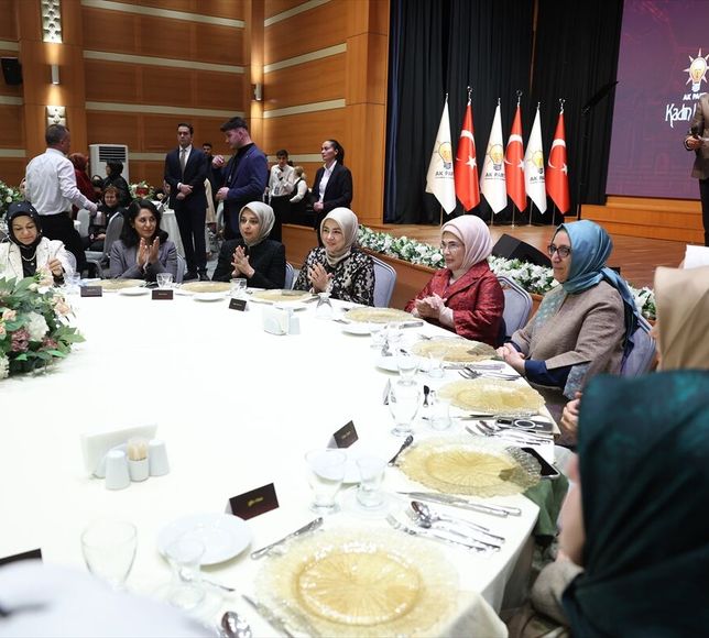 Emine Erdoğan 'AK Parti İstanbul Kadın Kolları ile Vefa İftarı' programına katıldı: